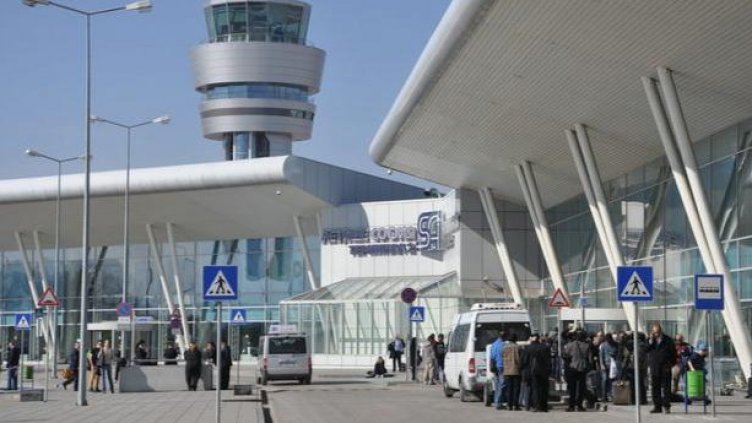 Пътник опита да влезе в пилотската кабина. Смолетът кацна аварийно в София