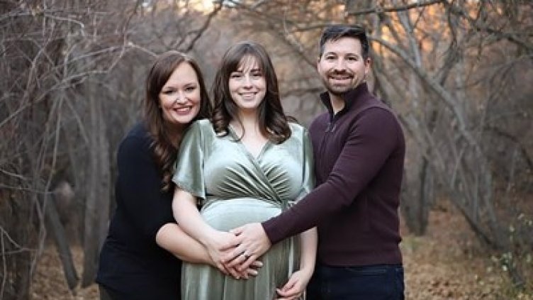 Сестра износи бебето на брат си