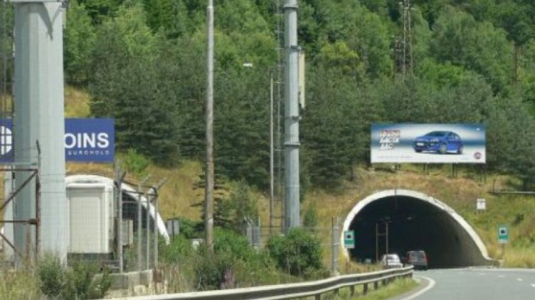 Лекари се борят за живота на работника, пострадал в тунел „Витиня”