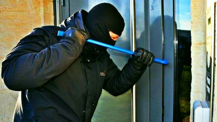 Двама откраднаха златни накити и телевизор от дом във Варна