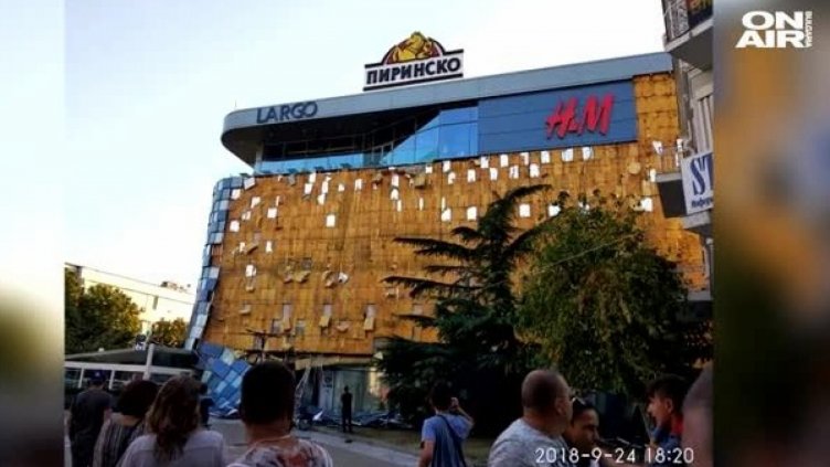 Бурният вятър събори дървета, отнесе част от фасада на мол