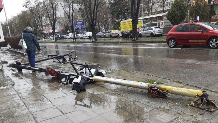 Вятърът прекърши възлов светофар във Варна
