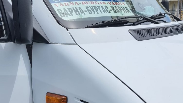 Грозота, че и 17 лв. билет! Гнил бус с разлепени стъкла от Варна за Бургас (СНИМКИ)