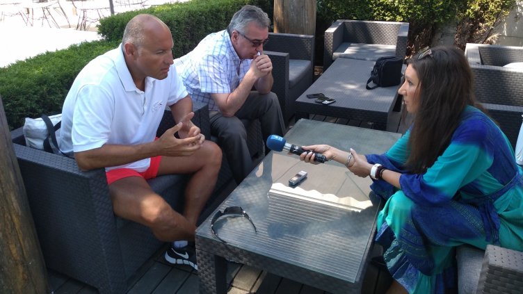 ДИРОН РЪСОВСКИ (НА ПРЕДЕН ПЛАН) и Д-Р ИВАН ИВАНОВ разкриха с какви проблеми се сблъскват водните спасители по варненските плажове пред репортера на тв „Черно море“ Елена Кирова.