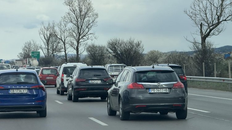 Днес е голямото пътуване: 1,7 милиона автомобила тръгват на почивка