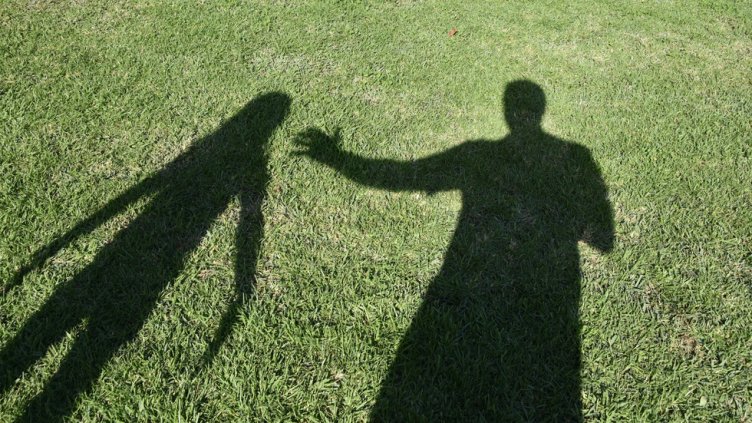 Мъж, обвинен в блудство с 3 деца, е на свобода, а жертвите му живеят в ужас