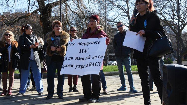&ndash; НИЕ СМЕ ГРЪБНАКЪТ НА ЗДРАВЕОПАЗВАНЕТО, борбата ни ще продължи в името на обществения интерес, каза на митинга Росица Николова от УМБАЛ &bdquo;Света Марина&ldquo;.