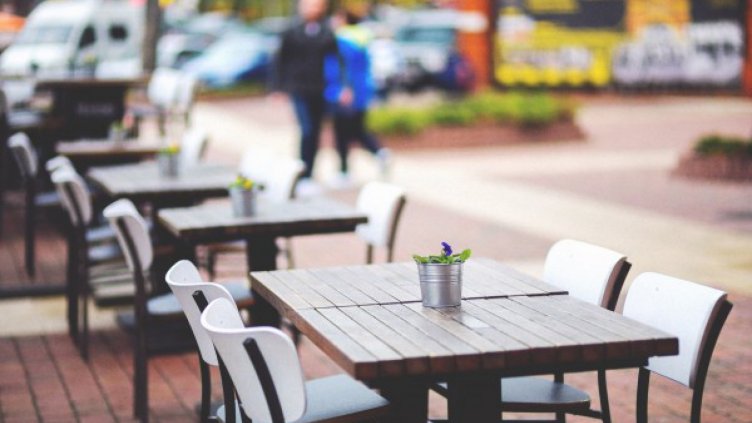 Спират вдигането на таксите за маси на тротоара