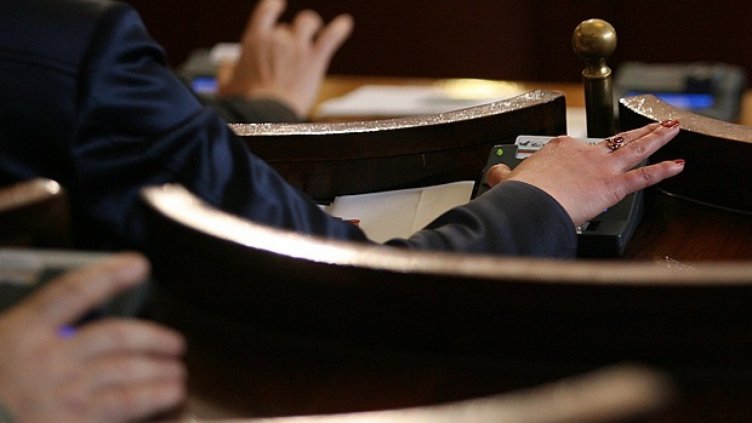 Очаква се парламентът да гласува оставката на кабинета