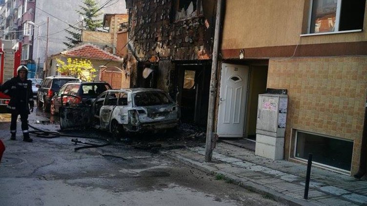 Кола подпали блок във Варна (СНИМКИ)