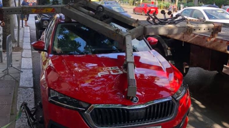 Паяк потроши "Шкода" с румънски номера. Наел се да повдига, но не би!