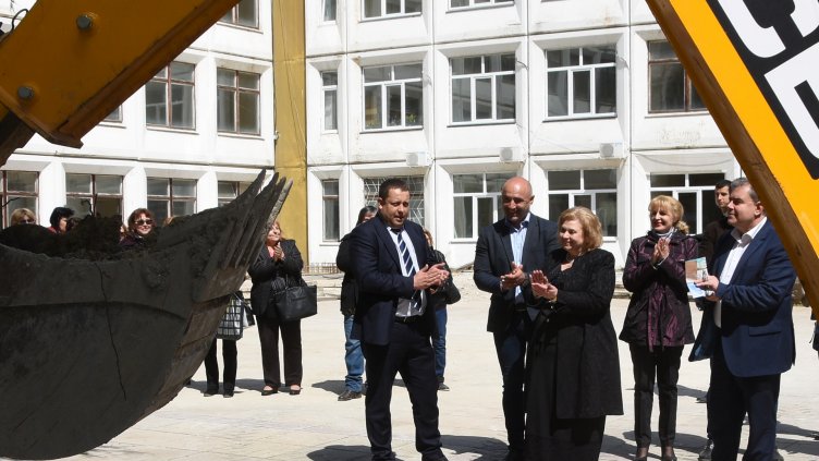 На символичната първа копка присъстваха председателят на ОбС – Варна, Тодор Балабанов, зам.кметът Христо Иванов, кметът на район „Владиславово“, Николай Костадинов и други.