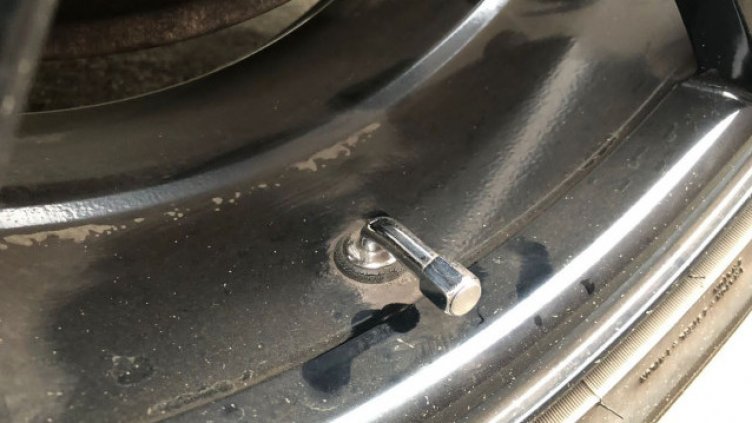 Железни вентили на гумите на колата. И честото помпане – мираж!