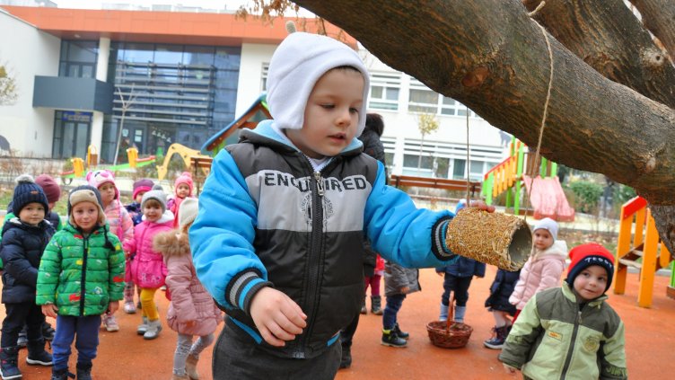 Във Варна децата от „Жирафче“ правят хранилки за врабчета (СНИМКИ)