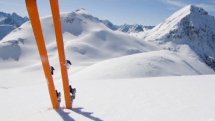 Сноубордисти прекараха цяла нощ при минус 15 под връх Перелик