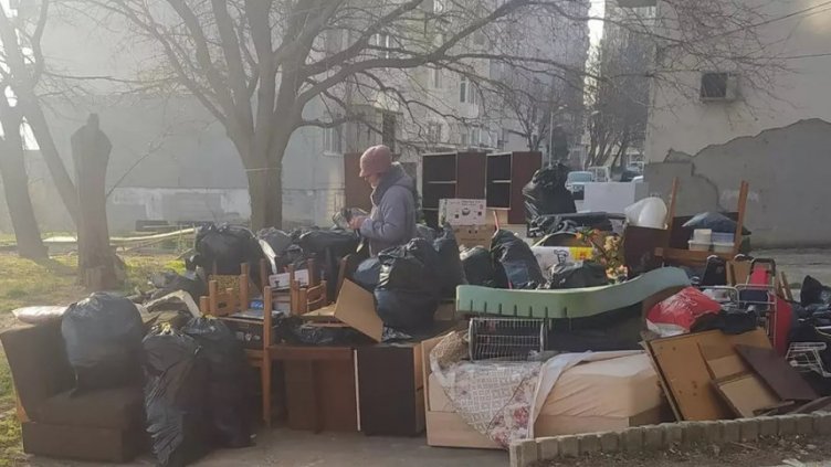 Изхвърлиха варненка от жилището й барабар с покъщнината. Млади мъже й помогнаха веднага (СНИМКИ)