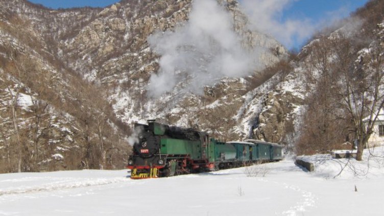 БДЖ с празнично пътуване с парен локомотив по теснолинейката 