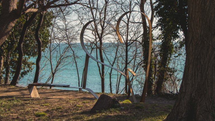 Мъж хвърли пейка в морето