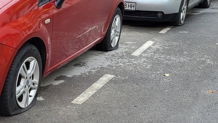 Нарязаха гумите на няколко автомобила във Варна