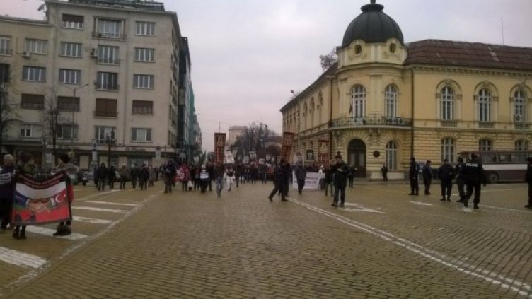 Протест пред НС: "Вън, Давутоглу!", "Не щем война!"