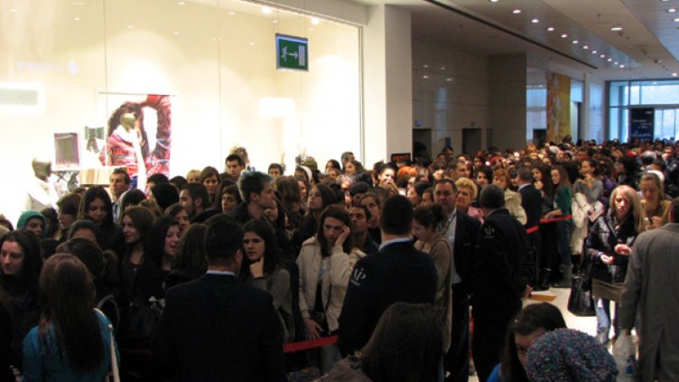 Срещу 20 лв. пазят ред на опашките за парите от КТБ