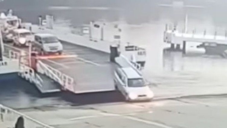 Опасна каскада събра погледите на ферибота в Белослав (ВИДЕО)