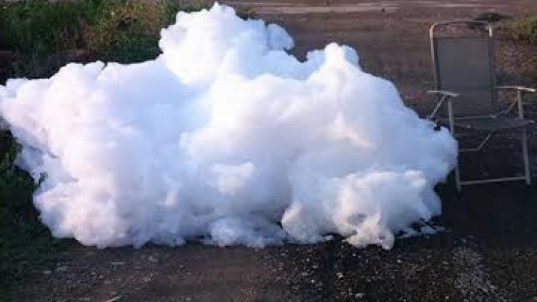 Пяна със зловонна миризма излизала от шахти на канализацията в търговищкия кв. &quot;Въбел&quot;, сигнализираха негови жители. Понякога &quot;гъбата&quot; стигала над човешки ръст, твърдят те. Снимка: Фейсбук профил на Станислав Христов