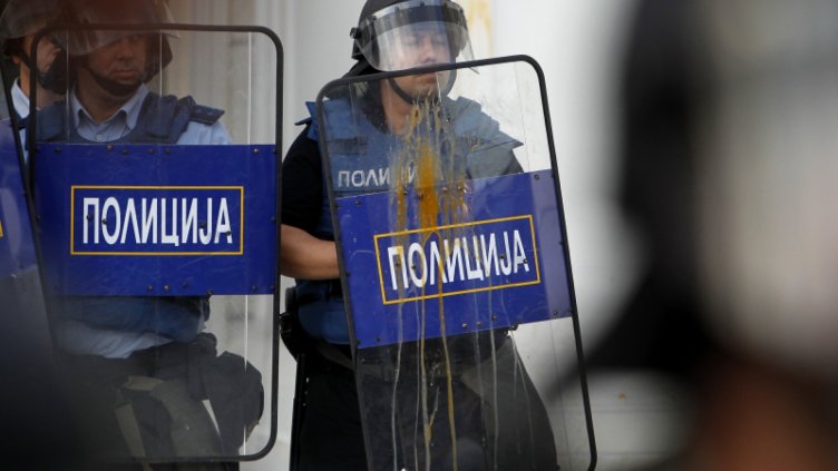Протестиращи в Битоля бомбардираха общината с яйца