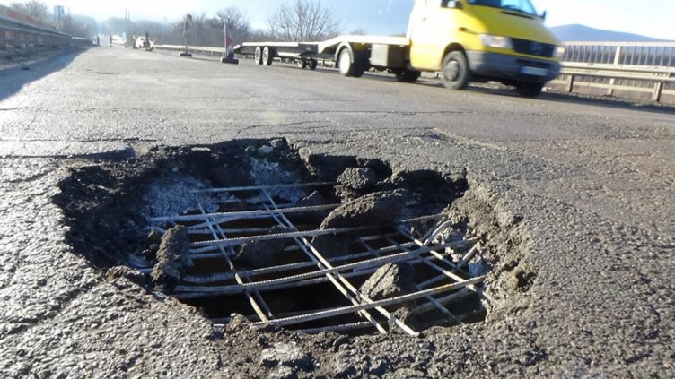 Пропадна част от платното на моста в село Добруша