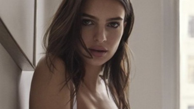 Без изненада: Eмили Ратайковски пак се съблече