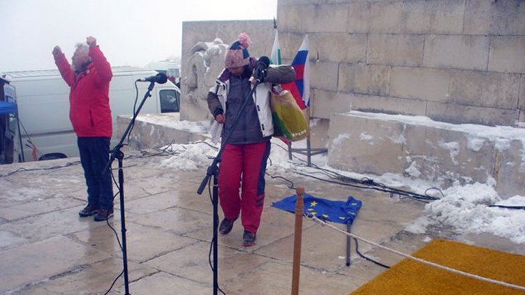 Виден добрички протестър стъпкал знамето на ЕС на Шипка и го заменил с руско