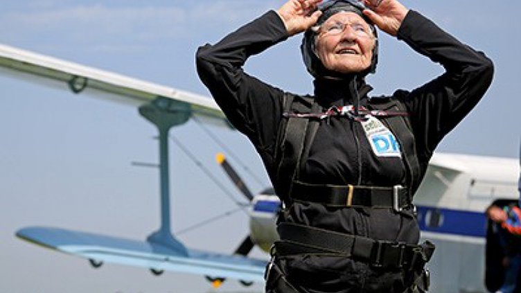 90-годишна баба скочи с парашут