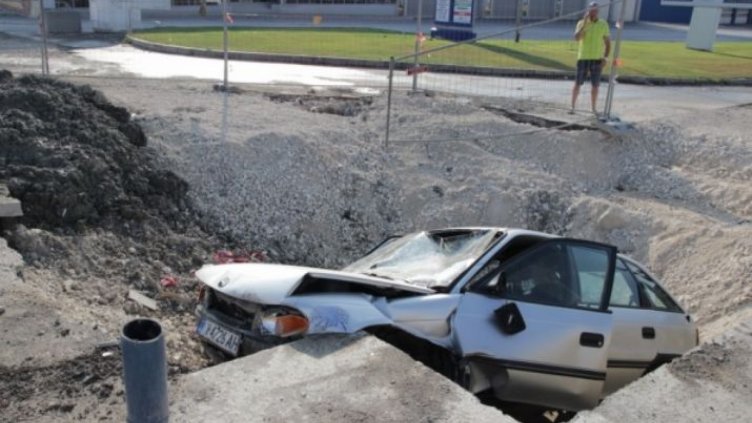 Кола падна в изкоп в Шумен, двама младежи са в болница