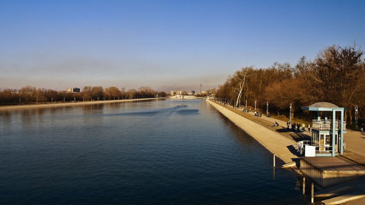 Млад мъж, който страдал по баща си, се удави в Гребния канал