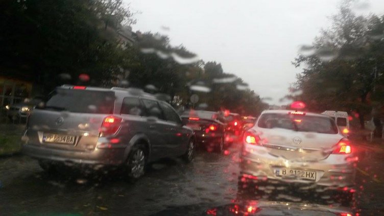 Пороят предизвика километрични задръствания във Варна