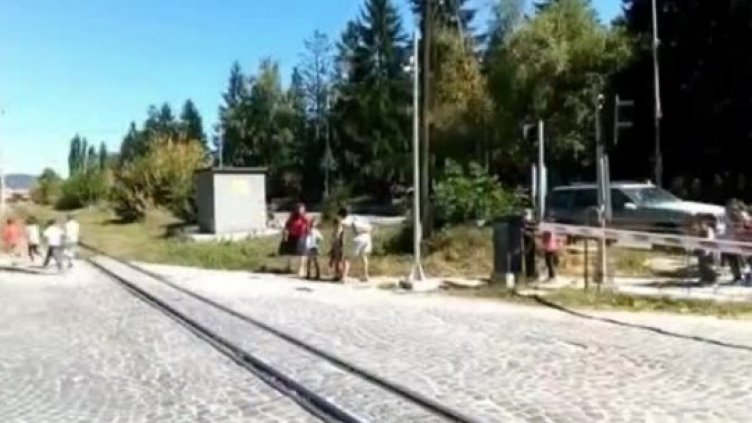 "Смела" учителка преведе деца през жп прелез при спуснати бариери