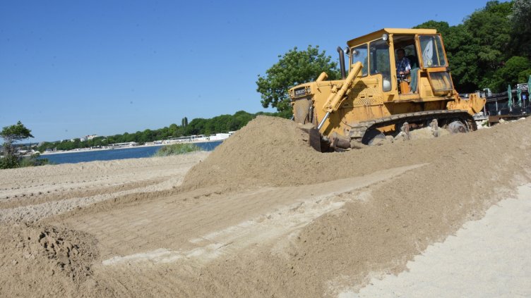 Заравняват пясъка по плажовете във Варна