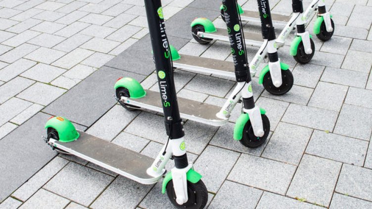 Незрящи искат звуков сигнал за тротинетките във Варна