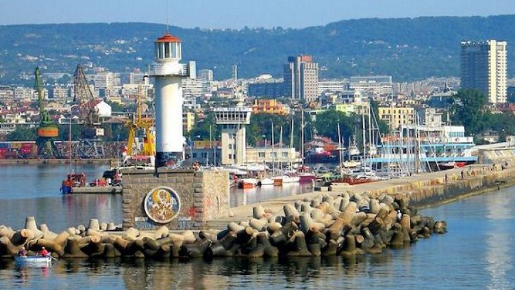 Екскурзоводи менте излагат Варна пред туристите