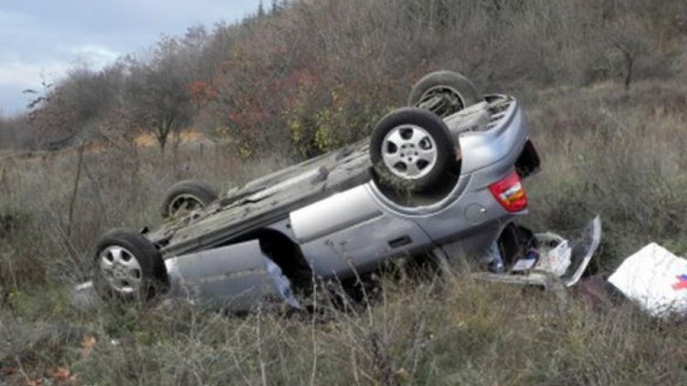 Кола се преобърна, трима пострадаха