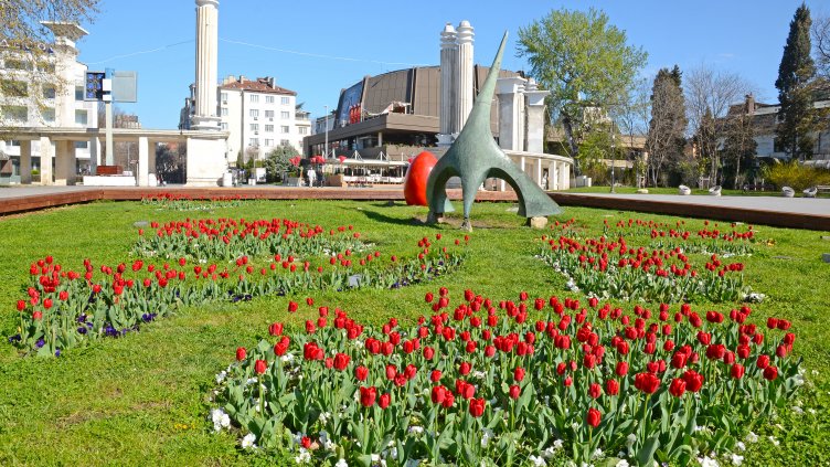 Хиляди нови цветя радват варненци в Морската градина за Великден (СНИМКИ)