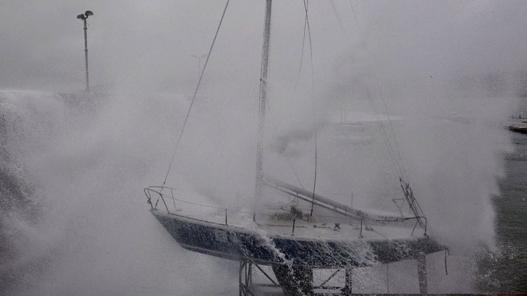 Големи вълни "превзеха" вълнолома във Варна