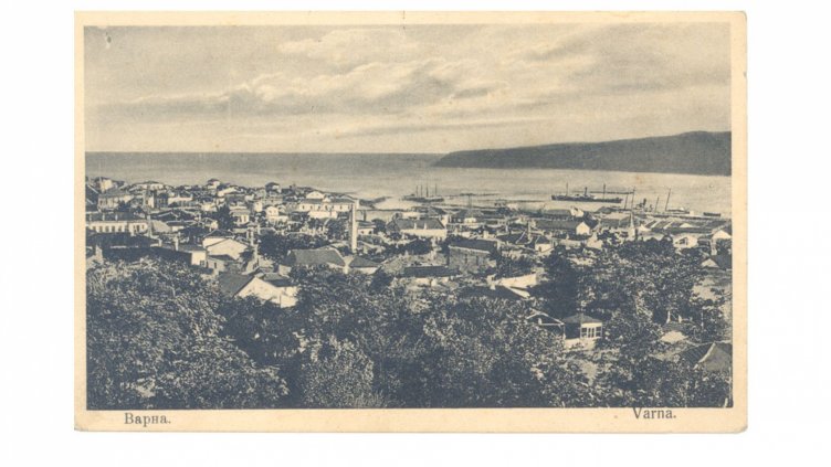 КРАЙБРЕЖНАТА ГРАДСКА ЧАСТ с изглед към пристанището, 1933 г. (Варненска дигитална библиотека - колекция Ярослав Гочев).