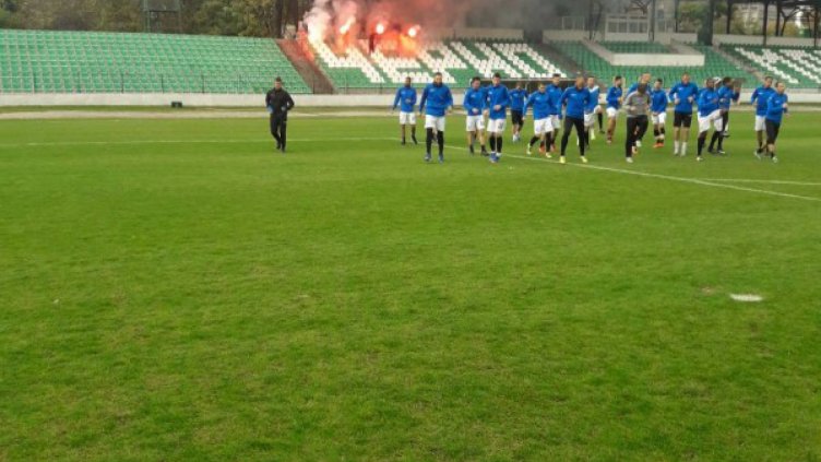Фенове на Черно море палят факли и скандират “моряци-юнаци” на днешната тренировка (ВИДЕО)