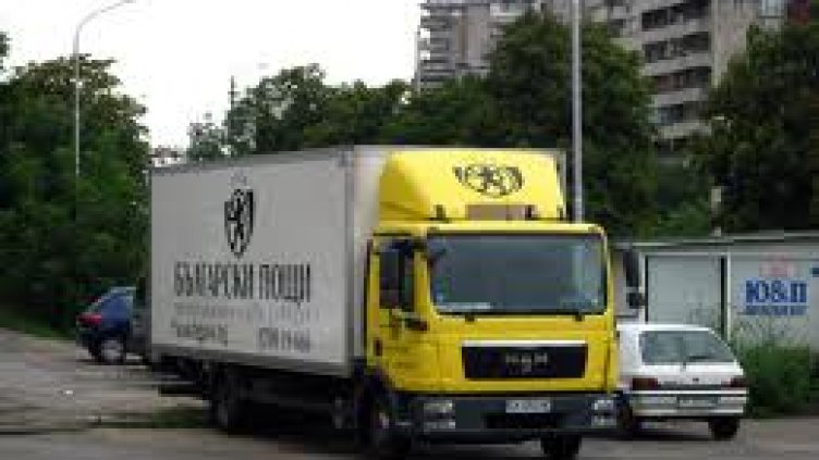 Правителството дава два камиона с компютри за варненски училища