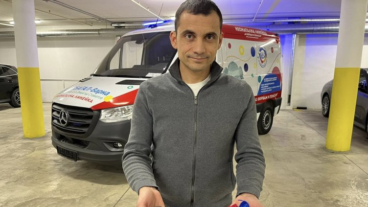 Даряват нова детска линейка, закупена с пари от капачки във Варна