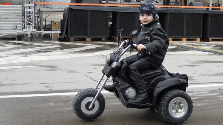 Тригодишен моторист обра овациите на старта на мото сезона