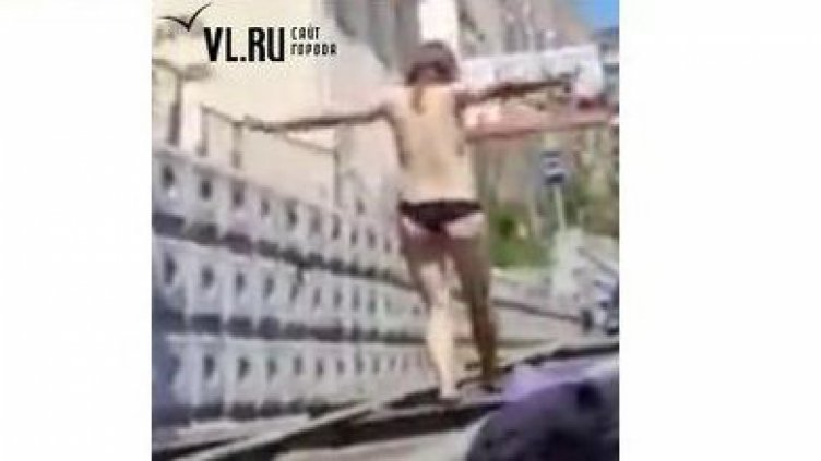 Пияна девойка направи стриптийз на улицата