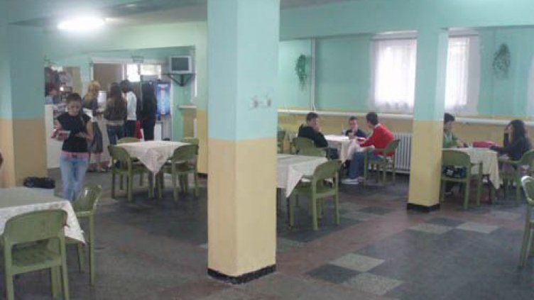 Готвят на учениците вредни храни в стара посуда и лоша хигиена