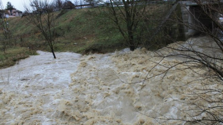 Наводнение в Котел, евакуирани са къщи